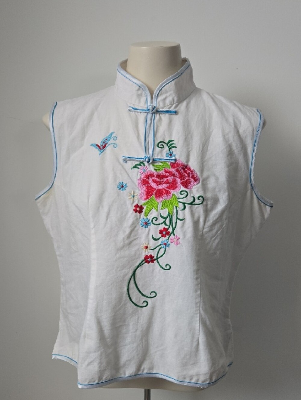 4/$20 ❤️ White Embroidered Mandarin Collar Blouse (M)